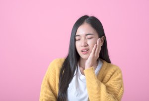 Young woman experiencing wisdom teeth pain